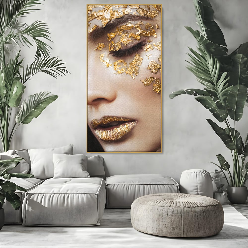 Tablou canvas cu portret feminin cu aplicatii aurii, in rama de aluminiu auriu, pe perete intr-un living